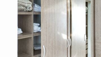 Deluxe Apartment | Wardrobe