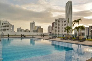 2 개의 야외 수영장