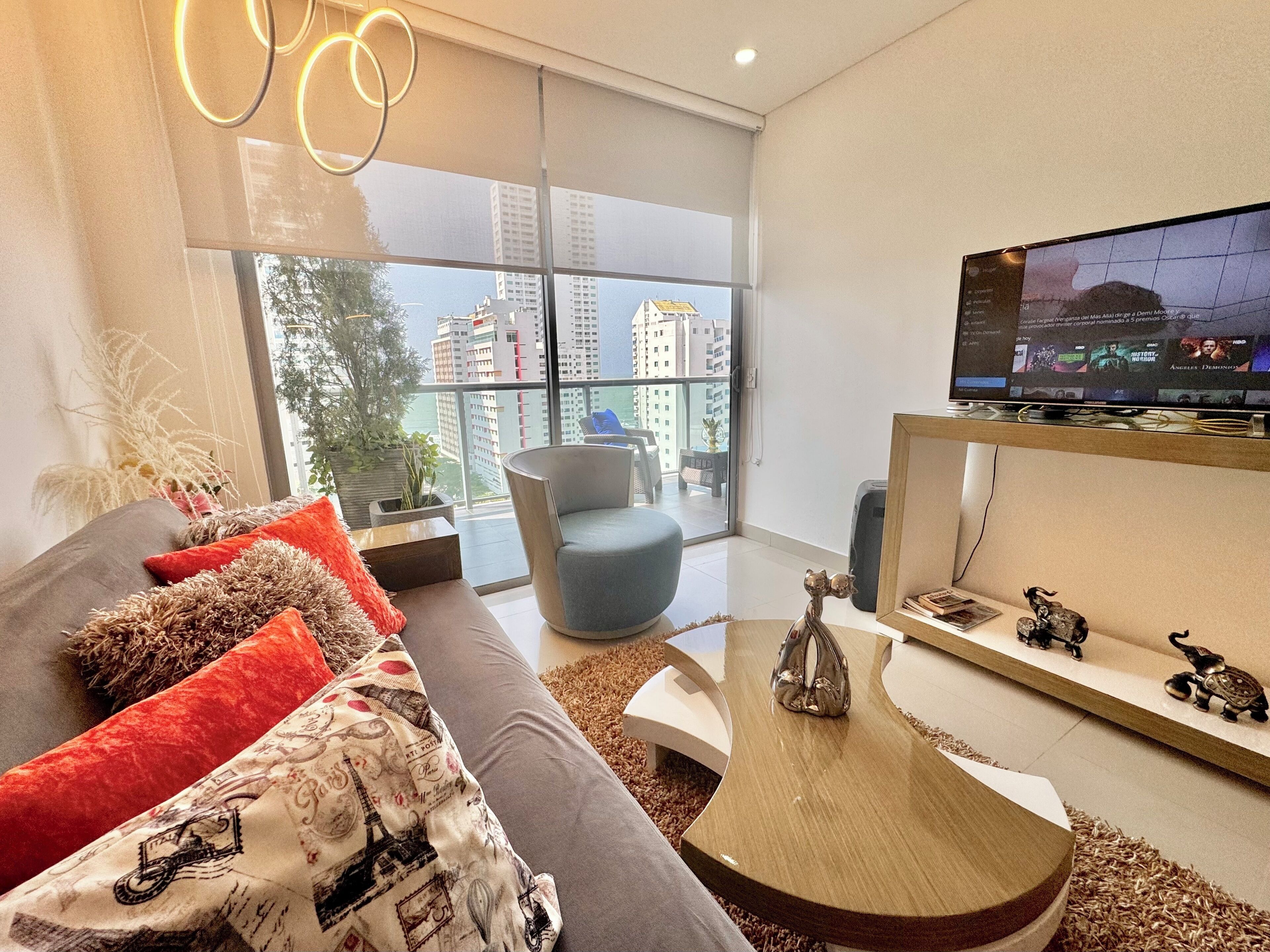 Apartamento Deluxe | Sala de estar | Smart TV de 60 pulgadas con canales por cable