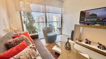 Apartamento Deluxe | Sala de estar | Smart TV de 60 pulgadas con canales por cable