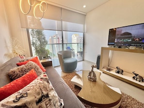 Deluxe-Apartment | Wohnzimmer | 60-Zoll-Smart-TV mit Kabelempfang