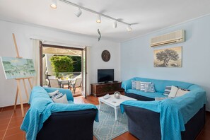 Taulutelevisio, DVD-soitin, pöytätennispöytä, kirjoja