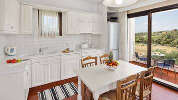 Kühlschrank, Mikrowelle, Ofen, Geschirrspüler