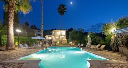 Villa Lianolia: Riesiger Pool, Klimaanlage, WiFi, in Strandnähe