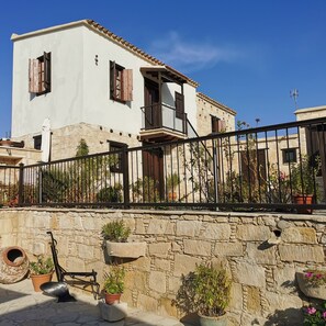 Courtyard - Olympia Traditional Houses (Lympia)