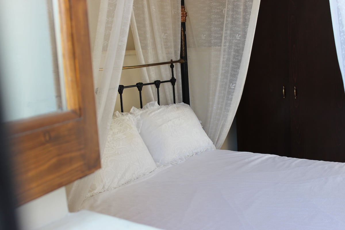 Apartamento económico, 3 habitaciones | Escritorio, sistema de insonorización, tabla de planchar con plancha