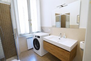 Shower, hair dryer, bidet, towels - The emotion of living in a Renaissance palace in the heart of Florence (Firenze)