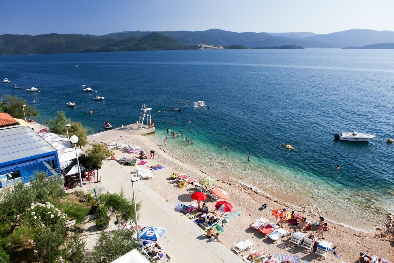 På stranden och solstolar