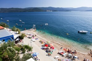 Na praia, espreguiçadeiras