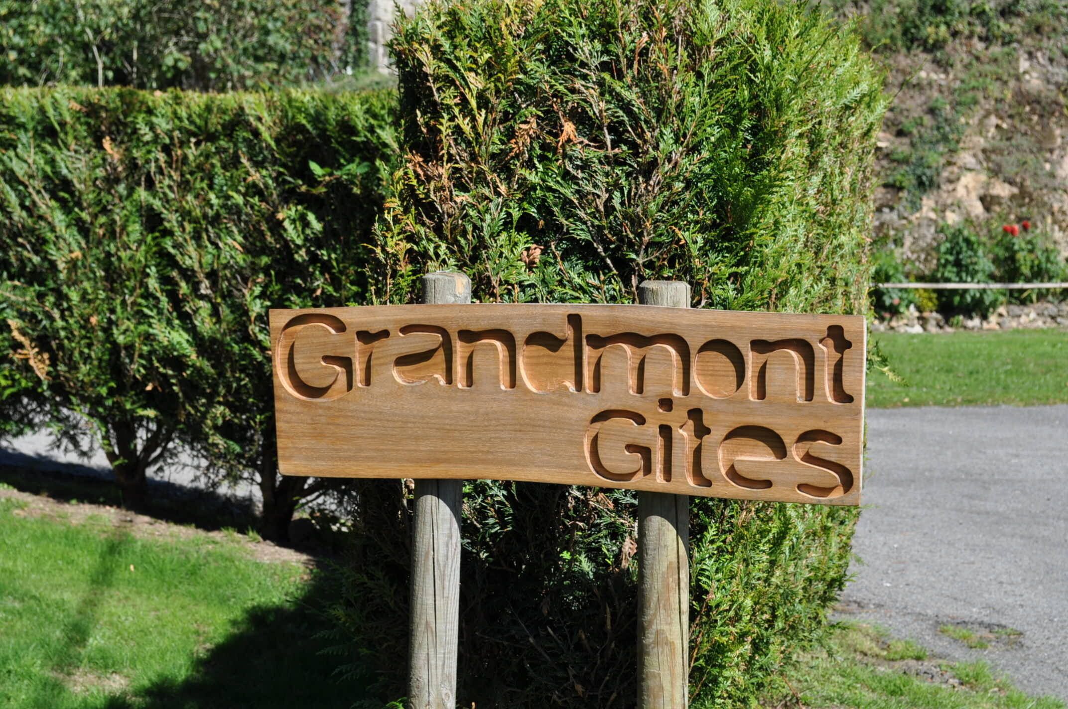 Un letrero de madera con el texto 'Grandmont Gites'.