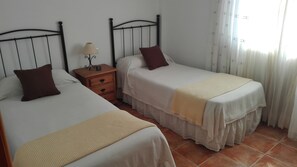 3 bedrooms, iron/ironing board, free WiFi, bed sheets