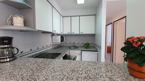 Frigorifero, microonde, forno, piano cottura