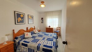 2 bedrooms, iron/ironing board, internet