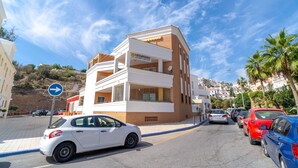 Un edificio de varios pisos con un letrero que dice "LESSAGGRO" en la planta baja.
