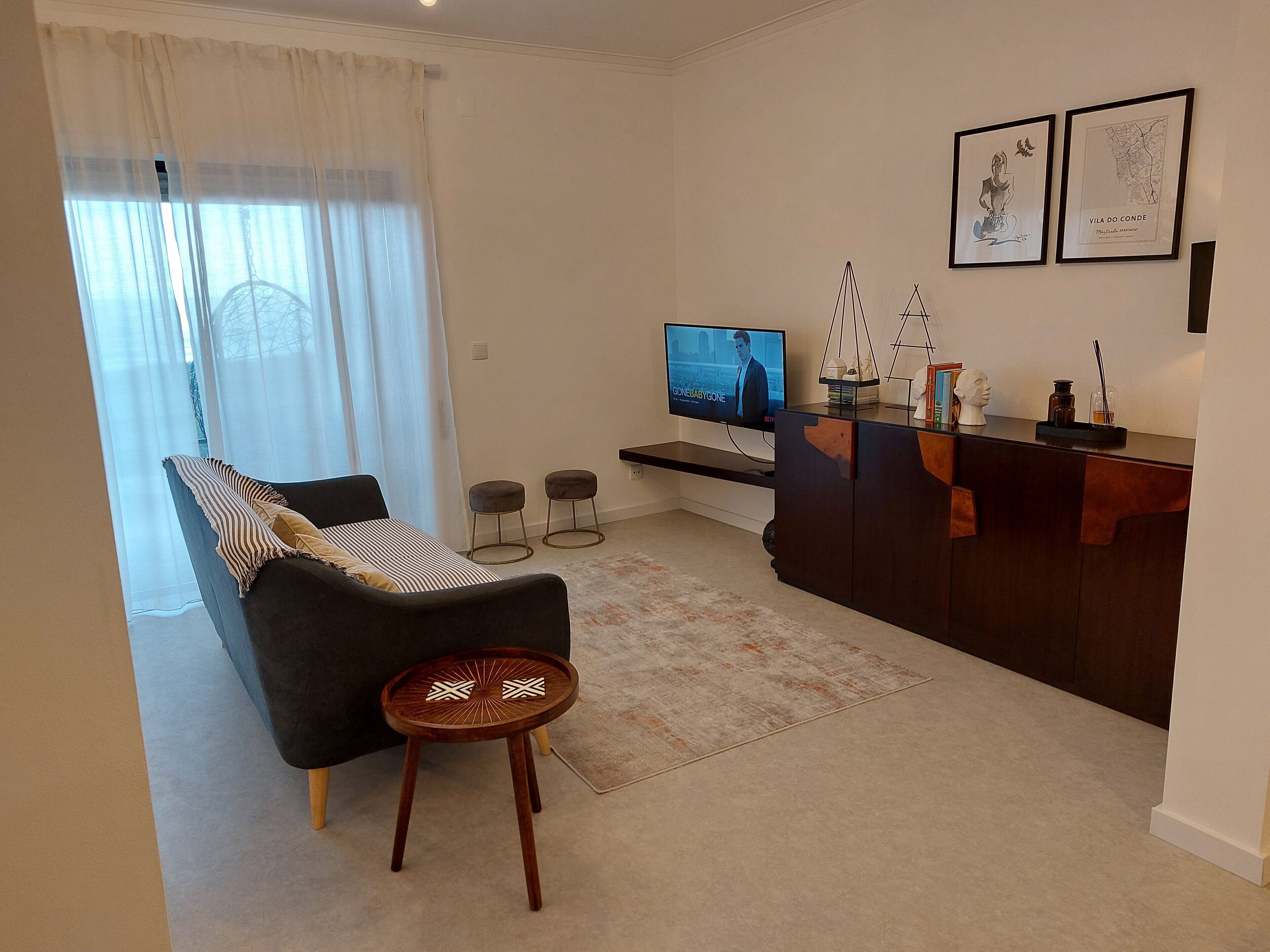 Una Smart TV, una chimenea, un reproductor de DVD