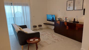 Una Smart TV, una chimenea, un reproductor de DVD