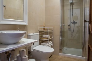 Doccia, asciugacapelli, asciugamani, sapone