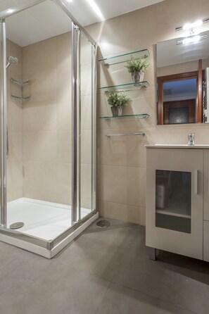 Een douche, een haardroger, handdoeken