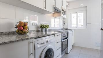 Een koelkast, een magnetron, een oven, een vaatwasser