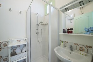 Een douche, een haardroger, een bidet, handdoeken