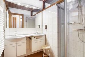 Dusche, Handtücher, Seife, Shampoo