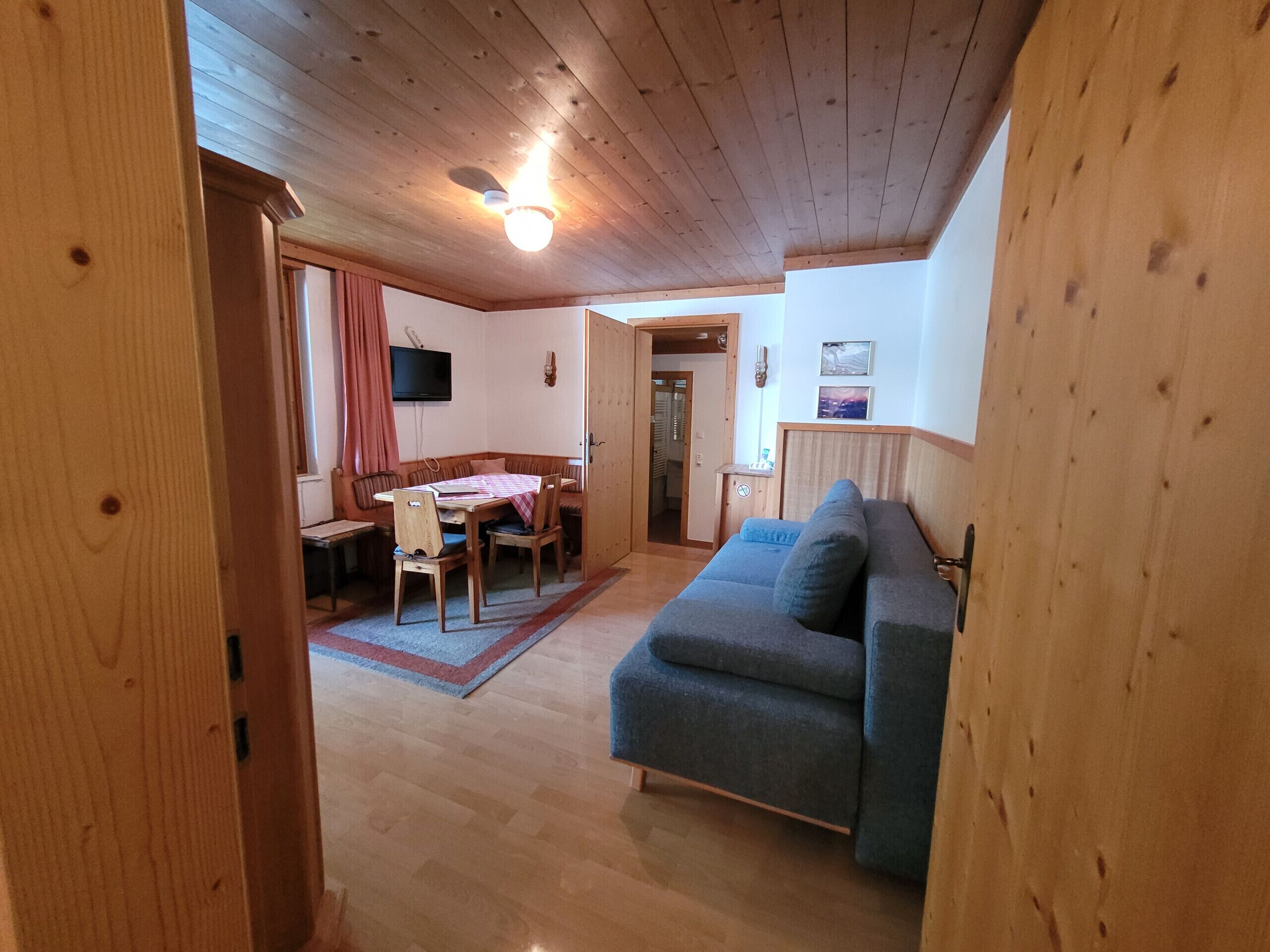 Télévision, baby-foot, table de tennis de table