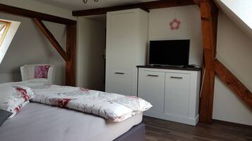 2 bedrooms, internet, bed sheets