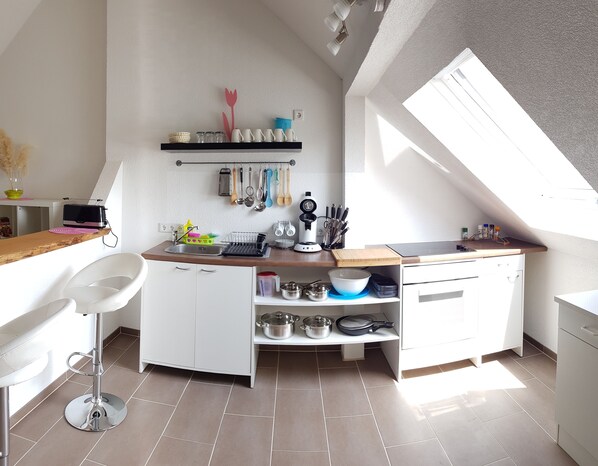 Kühlschrank, Mikrowelle, Ofen, Herdplatte