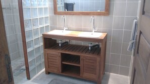 Ensemble douche/baignoire, sèche-cheveux, serviettes fournies