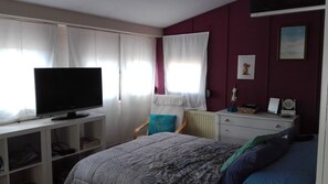 4 habitaciones, tabla de planchar con plancha y acceso a internet 