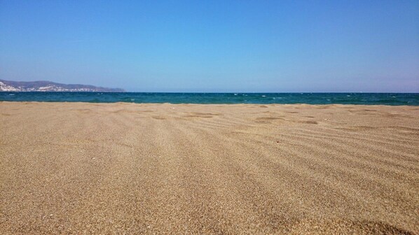 Beach - Beautiful detached villa, 4 bedrooms with private pool. (Empuriabrava)