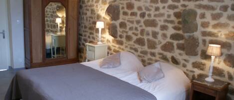 4 bedrooms, iron/ironing board, WiFi