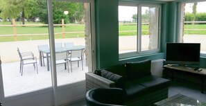 テレビ、DVD プレーヤー