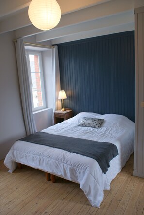 4 bedrooms, iron/ironing board, WiFi - Gîte vue Mer, Le Clos des Capitaines 700m from beautiful beaches and the "Cap". (Montfarville)