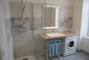Shower, hair dryer - Gîte vue Mer, Le Clos des Capitaines 700m from beautiful beaches and the "Cap". (Montfarville)
