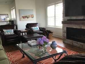 Televisión y chimenea 