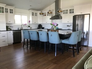 Refrigerador, microondas, horno y lavavajillas 