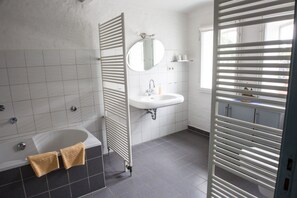 Badewanne, Haartrockner, Handtücher, Toilettenpapier