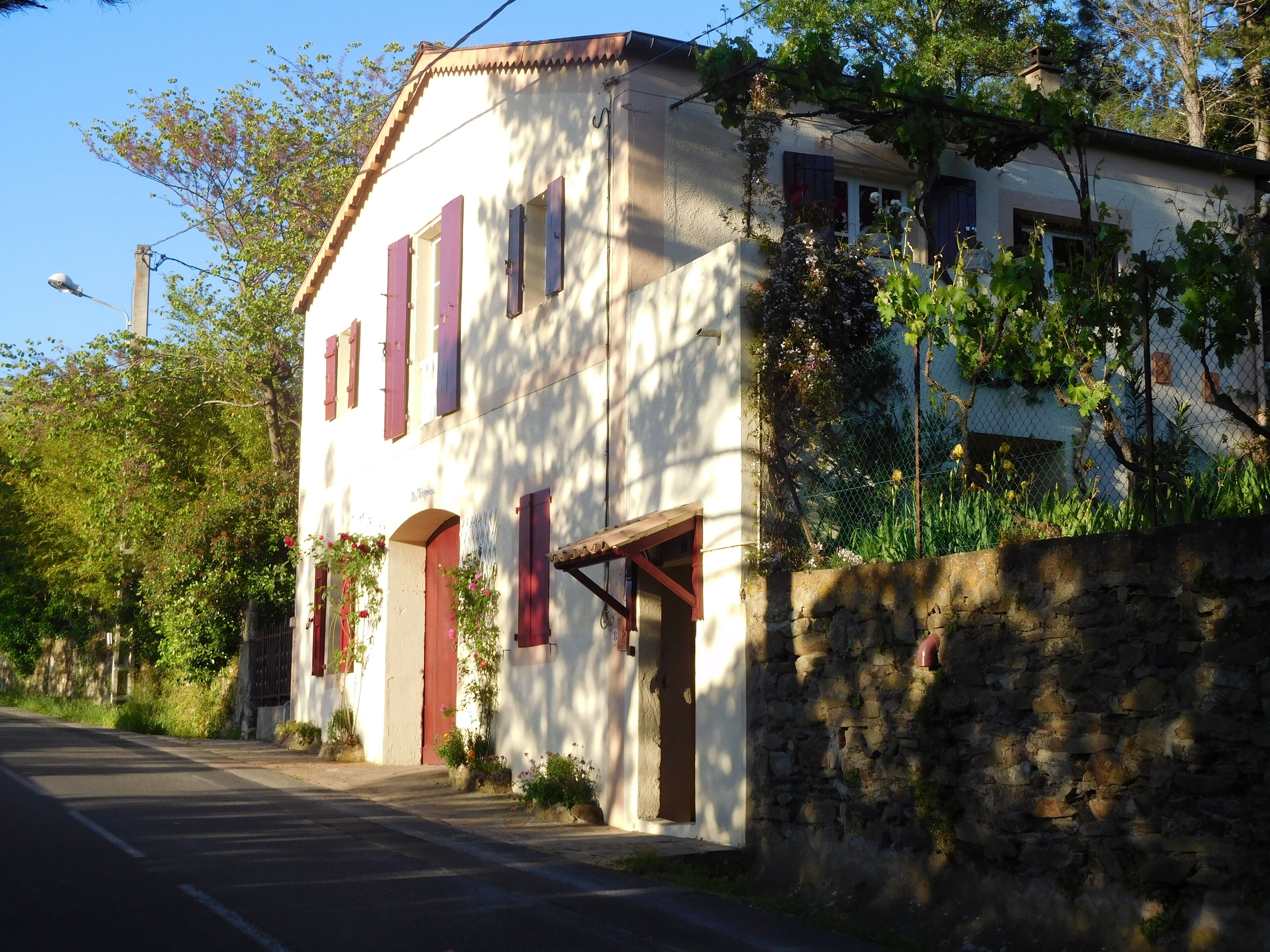 "Les Chataigniers" -Außenansicht, Appartement ist im EG rechts