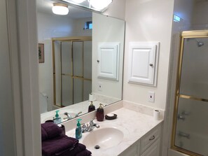 Duschwanne, Haartrockner, Handtücher, Seife