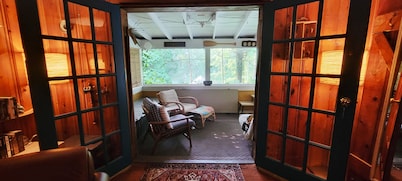 Charming Cabin in Leesville Lake's Best Community. Complimentary Kayaks.