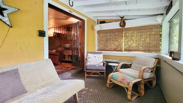 Una Smart TV, una chimenea, videojuegos, un reproductor de DVD