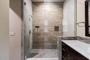 Badewanne, Haartrockner, Handtücher