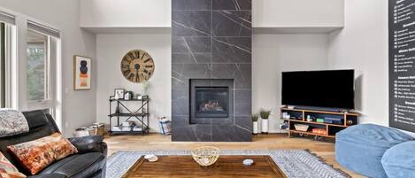 TV, fireplace