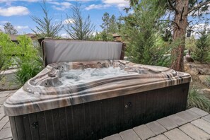 Bañera de hidromasaje al aire libre