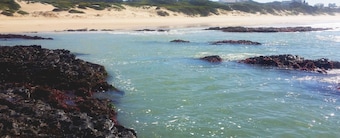 TRANQUIL BEACH SETTING IN DER NÄHE DER WELT BERÜHMTEN SURFVENUES UND DES FLUGHAFENS