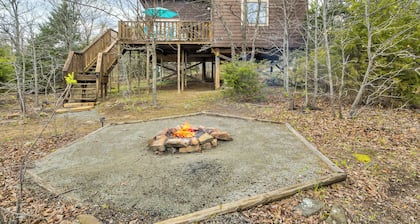 Amazing Patio with Popular Beach View. Chill & Grill from the Treetops.