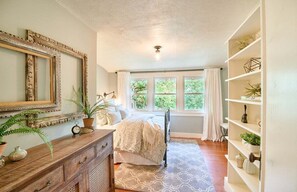 4 habitaciones, escritorio y tabla de planchar con plancha 