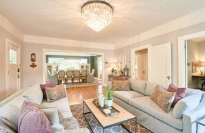 TV connectée, cheminée, lecteur de DVD, livres