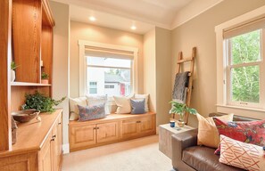 Una televisión, una chimenea, libros